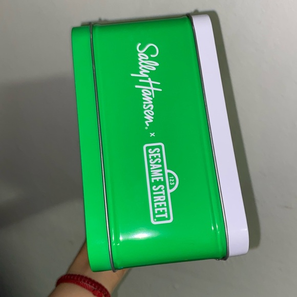 Sesame Street x Sally Hansen Collab Lunchboxx - Picture 2 of 3